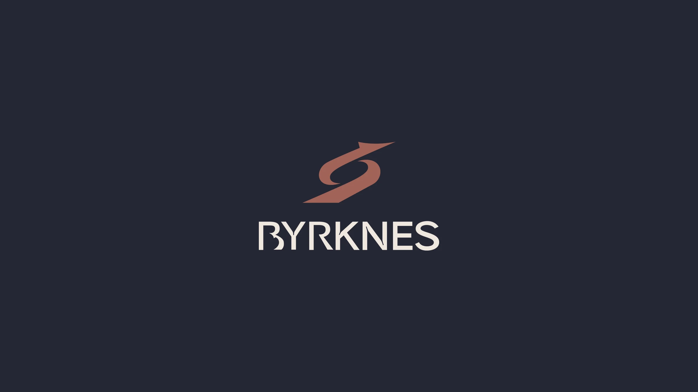 Byrknes-logoen med symbolet i terracotta over ordmerket, på mørk bakgrunn
